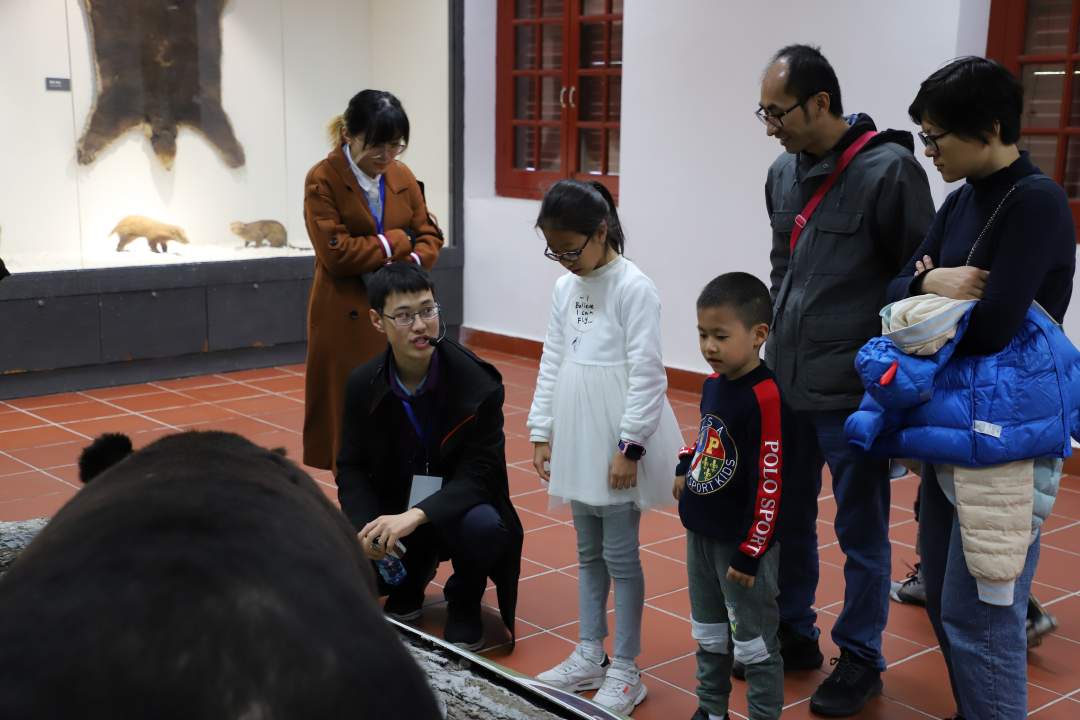 1575849530222052.jpg?x-oss-process=style/w10 讲解员在向小朋友们讲解动物知识.JPG